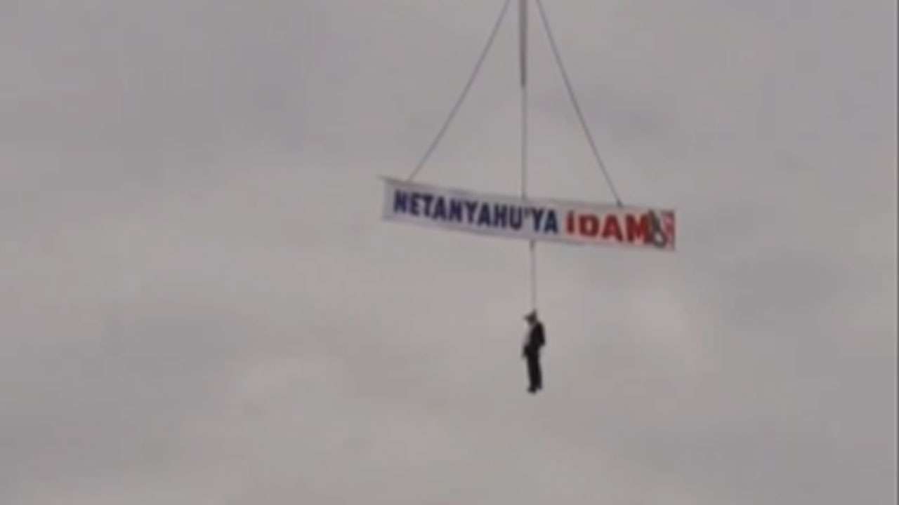 Trabzon’da dikkat çeken protesto: Netanyahu maketi vince asılarak idam edildi