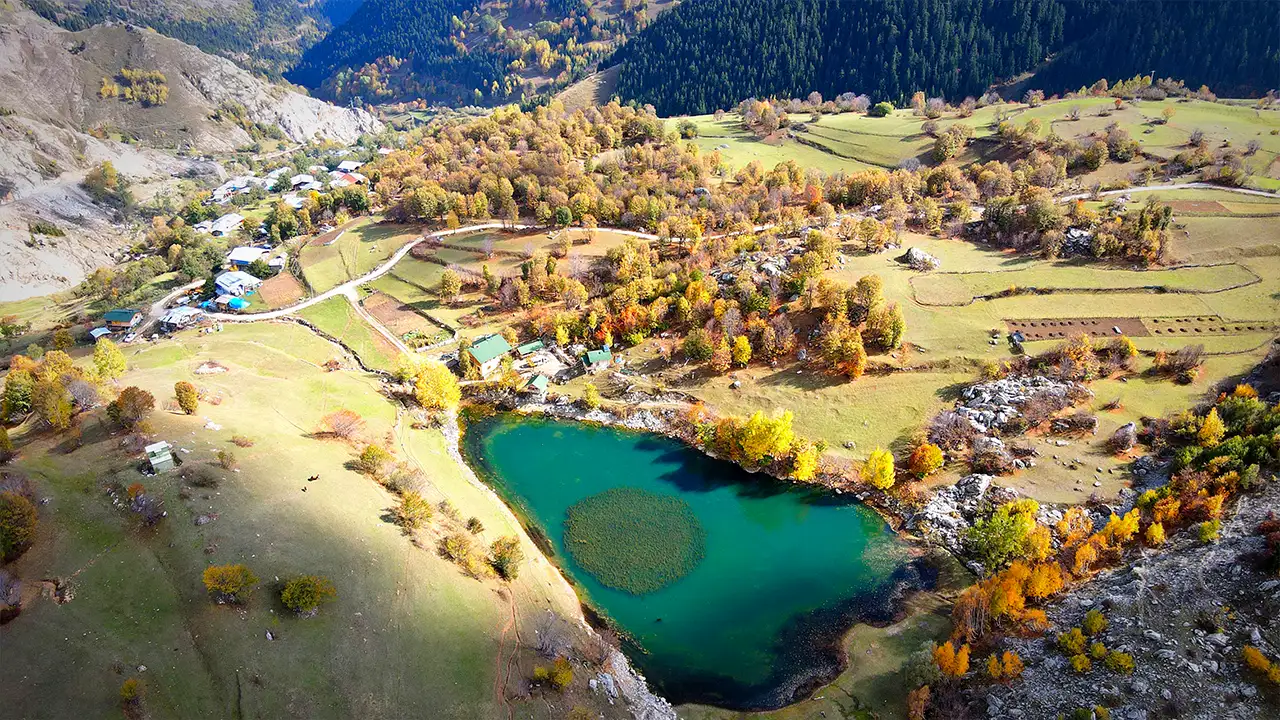Artvin’de sakin şehir şavşat, sonbaharda adeta bir tabloya döndü