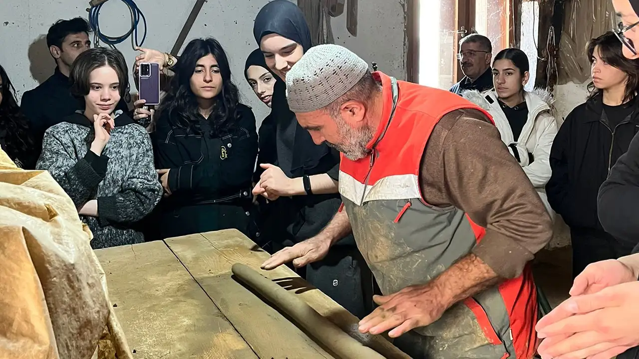 Bayburt’ta sanat ve gelenek buluştu: Öğrenciler tandır yapımını uygulamalı öğrendi
