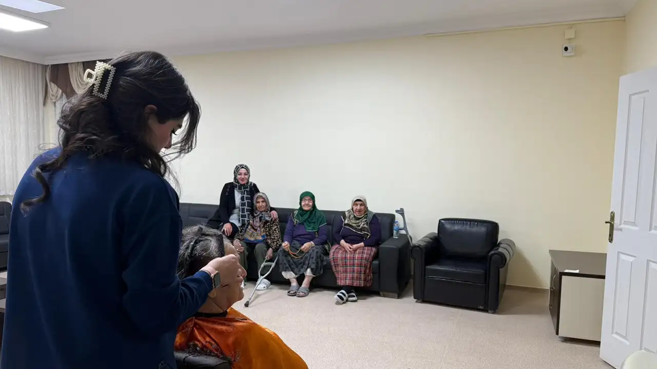 Bayburt’ta anlamlı jest: Huzurevi sakinlerine ücretsiz kuaför hizmeti