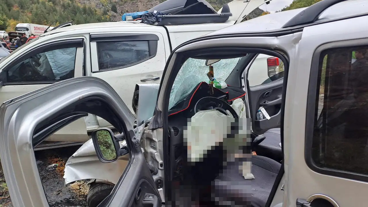 Artvin'de zincirleme kaza olmuştu: Genç sürücü hayatını kaybetti