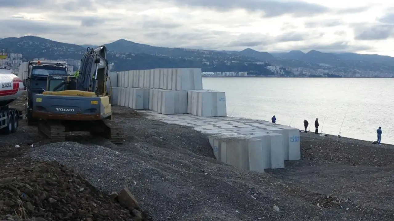 Faroz Limanı dev dalgalara karşı güçlendiriliyor: 21 tonluk beton bloklar denize yerleştiriliyor