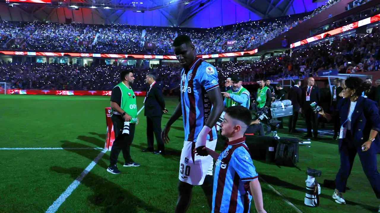 Trabzonspor DMD hastası taraftarın çağrısına kayıtsız kalmadı: Hayalindeki yıldız oyuncu ile sahaya çıktı