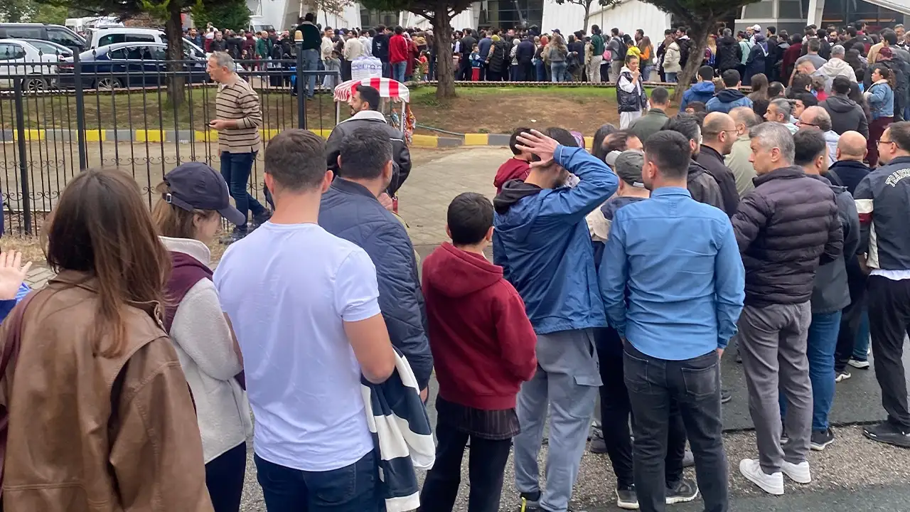 Trabzonspor - Anadolu Efes maçı öncesi Hayri Gür'de gişe ve park krizi: Taraftarlar zor anlar yaşadı