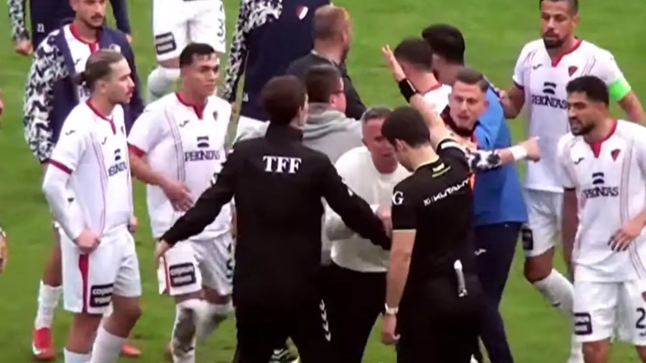 Trabzon ekibinin kazandığı maçta saha karıştı: 2 kırmızı kart