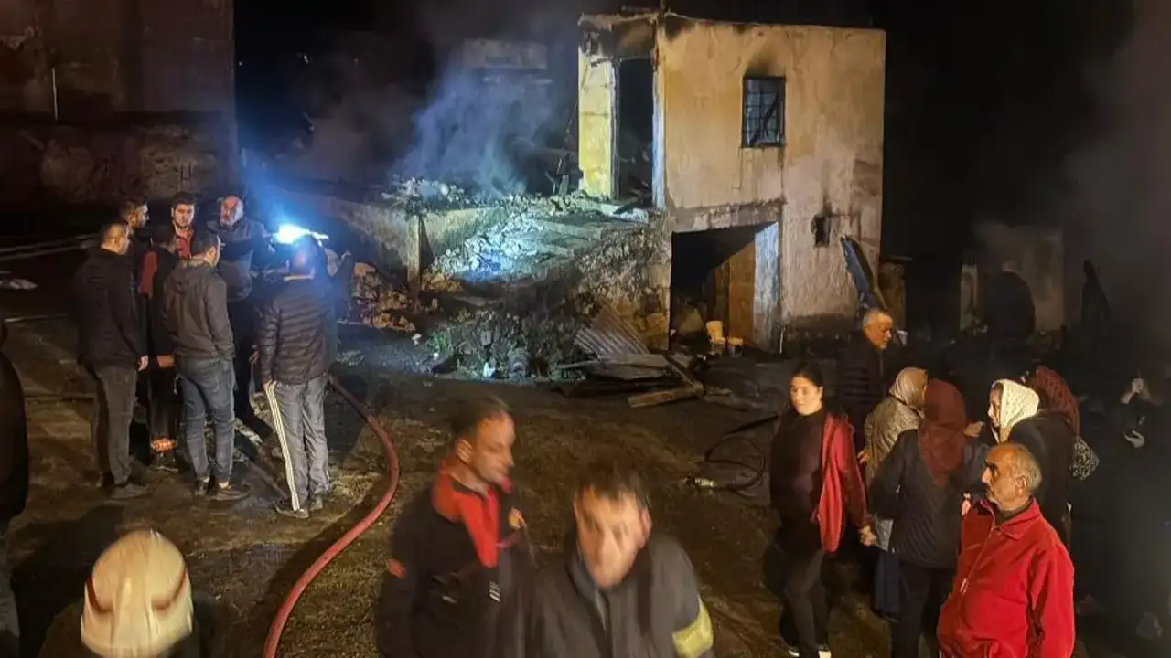 Giresun’un Piraziz ilçesinde yangın: Bir ev ve serender kül oldu