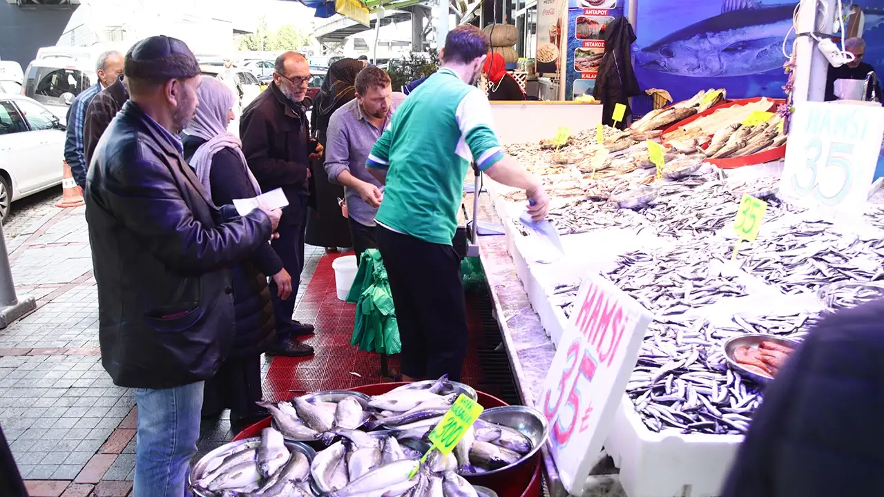 Tezgahlar önünde kuyruk oluştu: Rize'de 3 kilo hamsi 100 lira