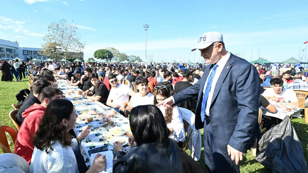 KTÜ’de yeni dönem coşkusu: 3 ton hamsi yediler