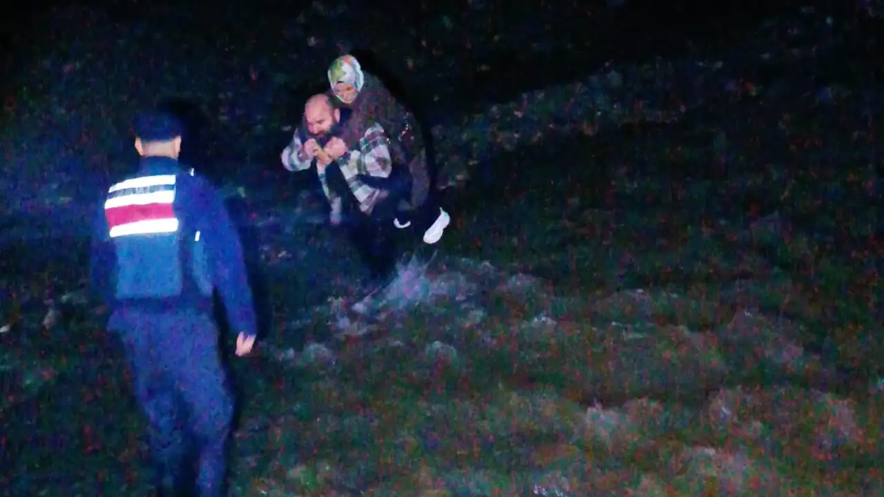 Artvin Karagöl’de sağanak sonrası dere taştı: Vatandaşlar kurtarıldı