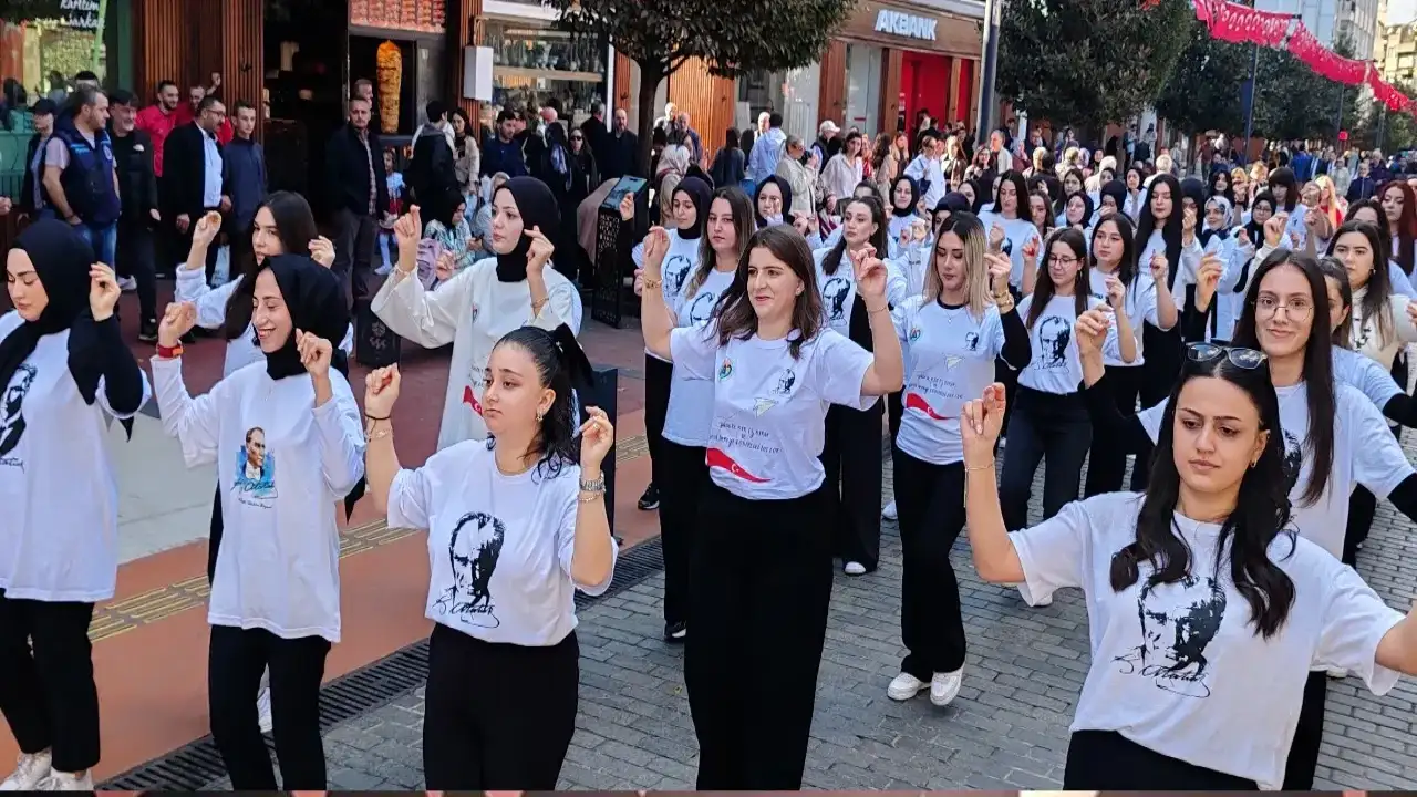 Avrasya Üniversitesi Cumhuriyet’i Harmandalı Zeybeği ile karşıladı