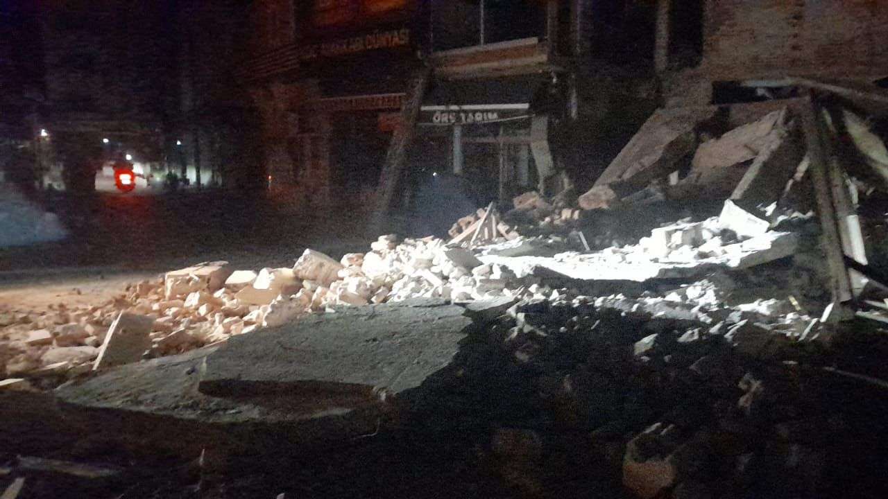 Balıkesir’de depremde 3 bina yıkıldı, tarama çalışmaları sürüyor