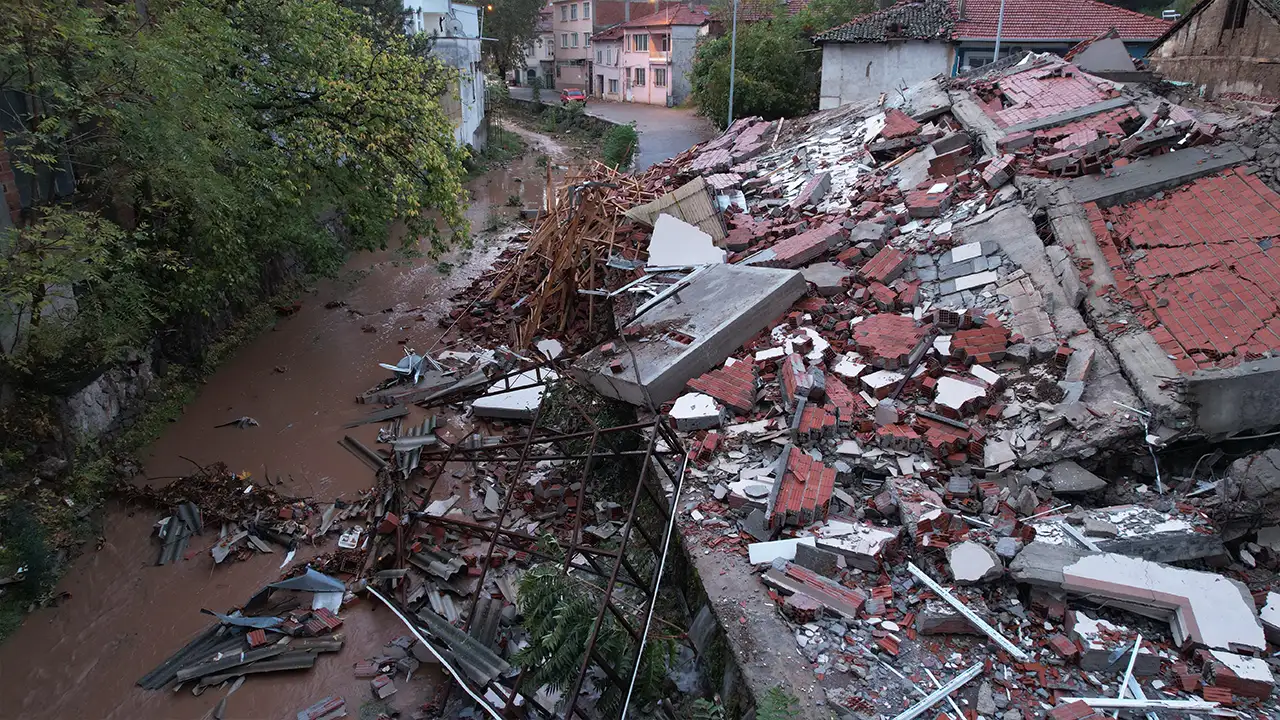 Balıkesir'de deprem felaketi: Sabahın ilk ışıklarıyla yıkım ortaya çıktı