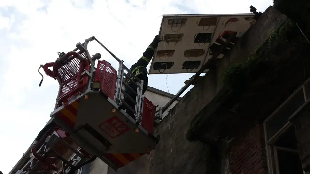 Ordu’da çatıdan sarkan tehlikeye ekiplerden müdahale