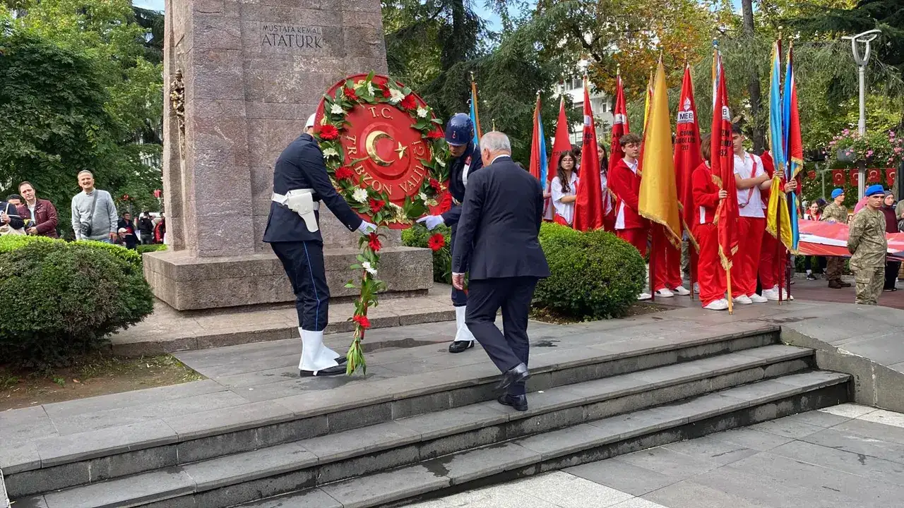 Trabzon’da Cumhuriyet’e saygı duruşu: Yürüyüşümüz kararlılıkla devam edecek