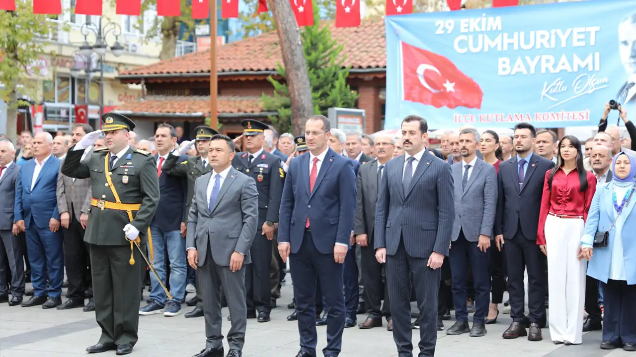 Akçaabat’ta Cumhuriyet coşkusu: 102. yıl çelenk töreniyle kutlandı