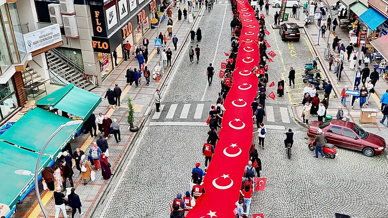 Rize’de Cumhuriyet coşkusu: 100 metrelik dev bayrakla yürüyüş yapıldı