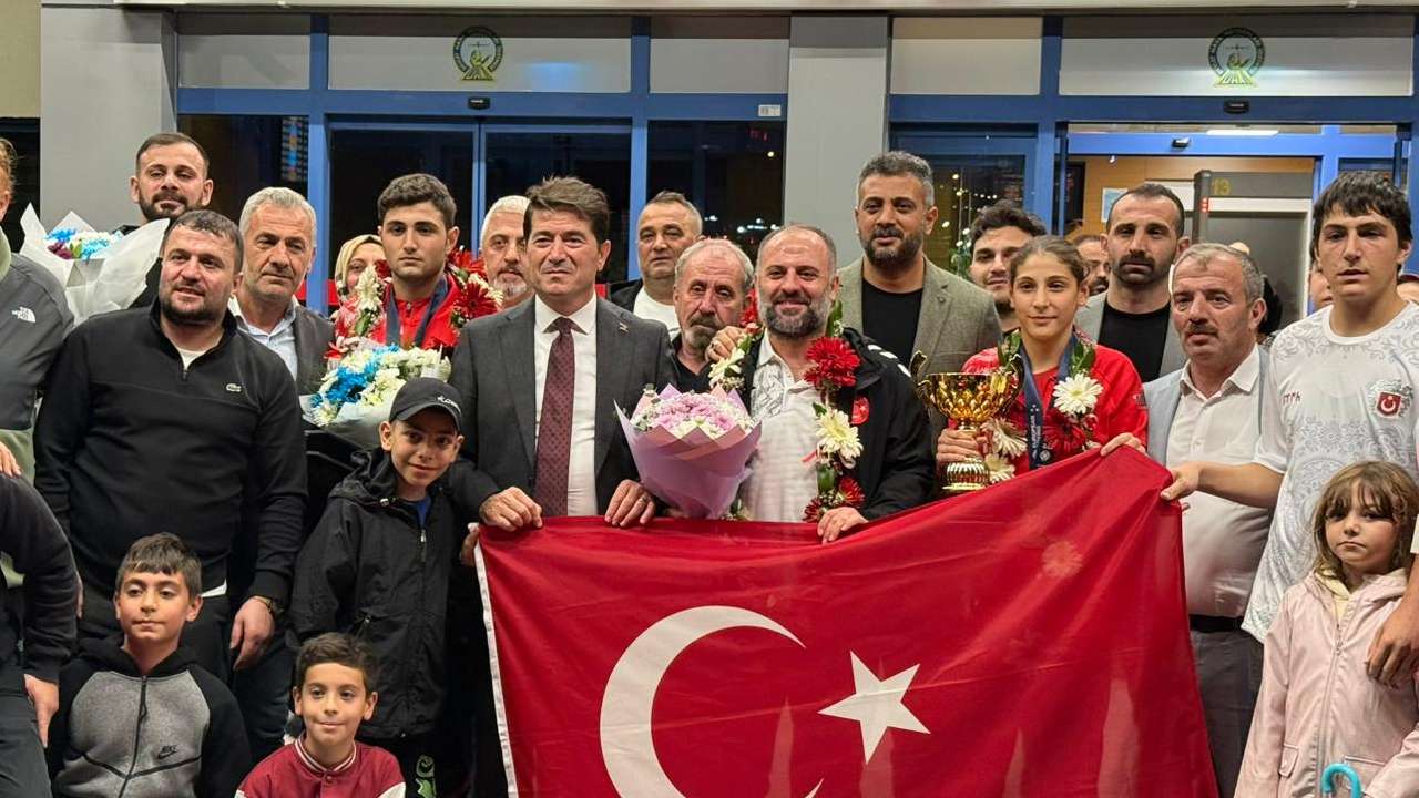 Avrupa’da Trabzon rüzgârı: Şampiyon boksörler yurda döndü