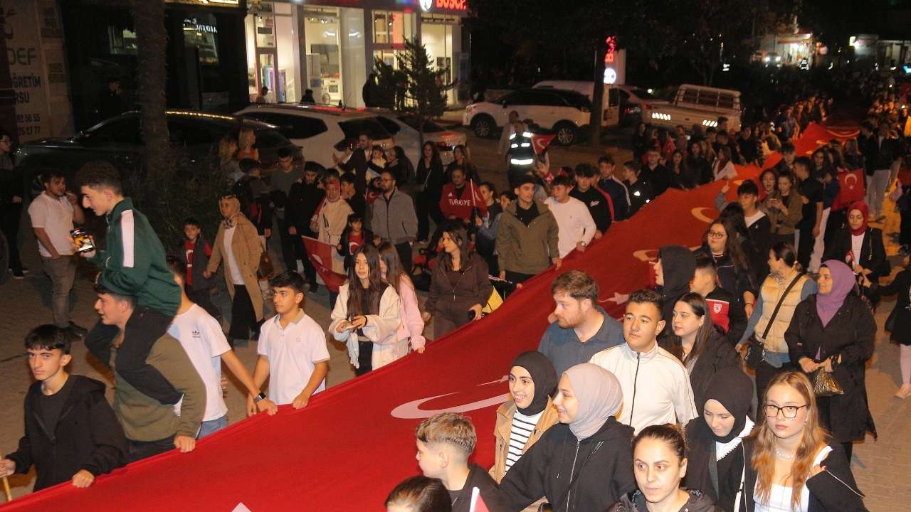 Samsun Çarşamba’da 29 Ekim coşkusu fener alayıyla aydınlandı