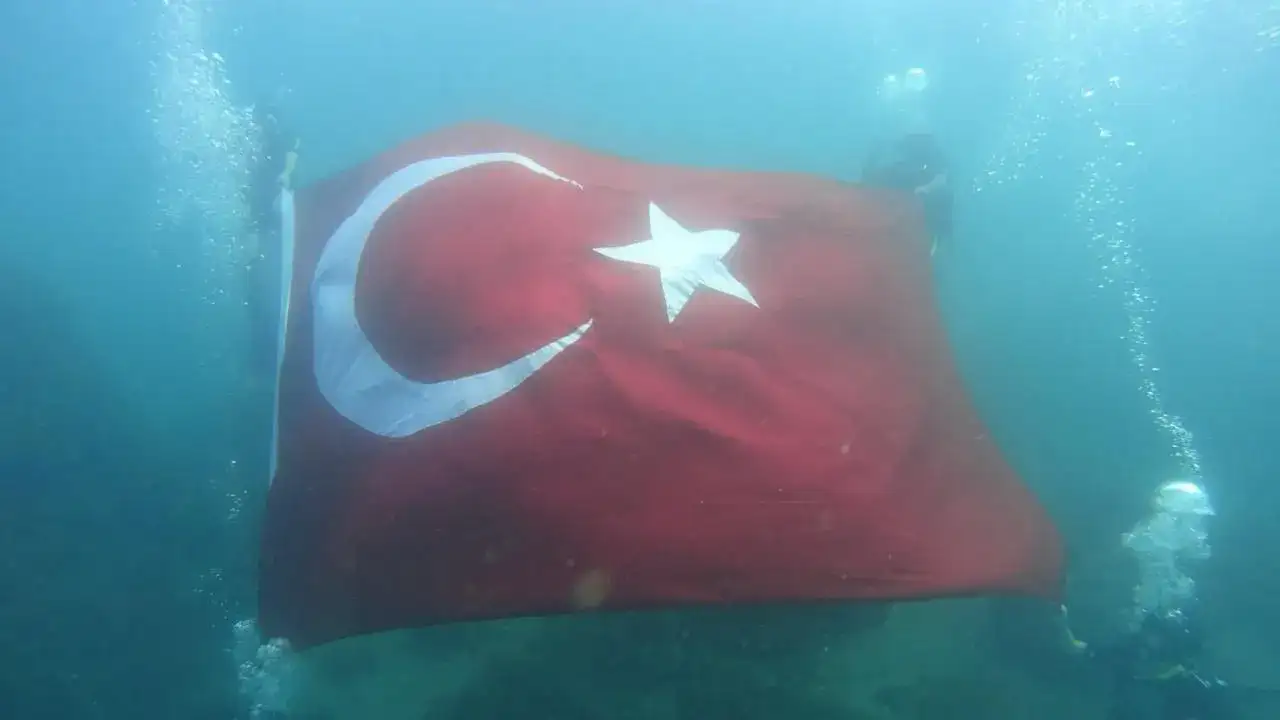 Ordu’da dalgıçlardan: Cumhuriyet’in 102. yılına özel su altı kutlaması