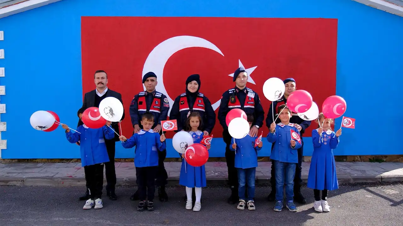 Bayburt’ta 7 öğrencili köy okulunda dev Türk bayrağı çizildi