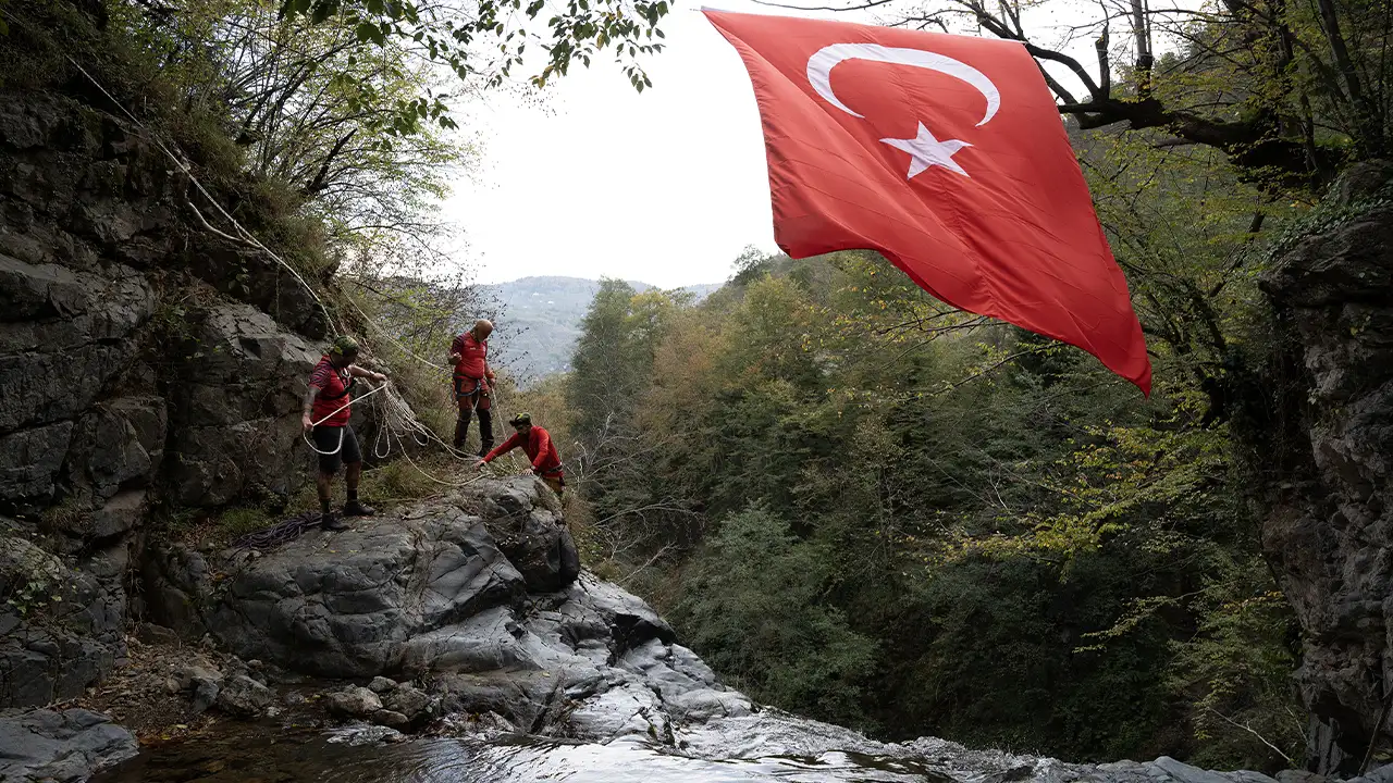 Giresun’da dağcılar 40 metrelik inişle 29 Ekim’i kutladı: Türk bayrağı astılar