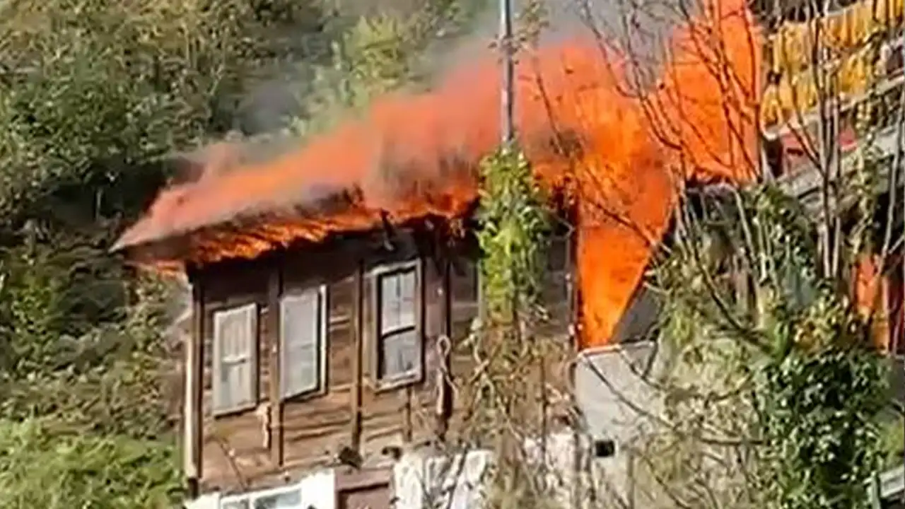 Artvin'de 200 yıllık dede yadigarı ev kül oldu