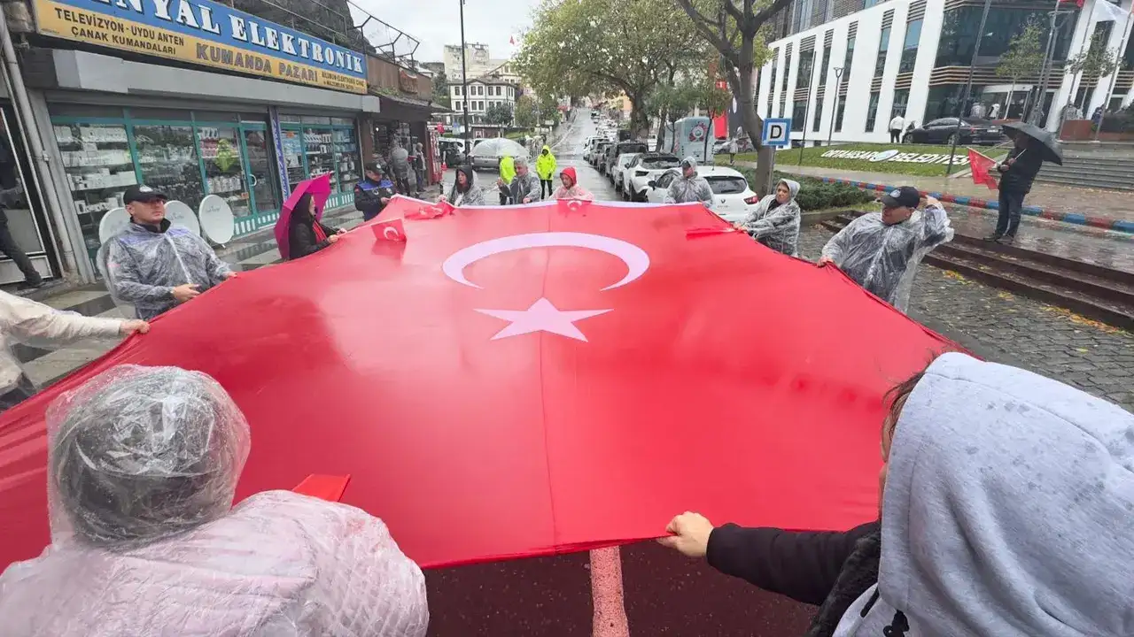 Trabzon’da yüzlerce kişi Cumhuriyet için yürüdü