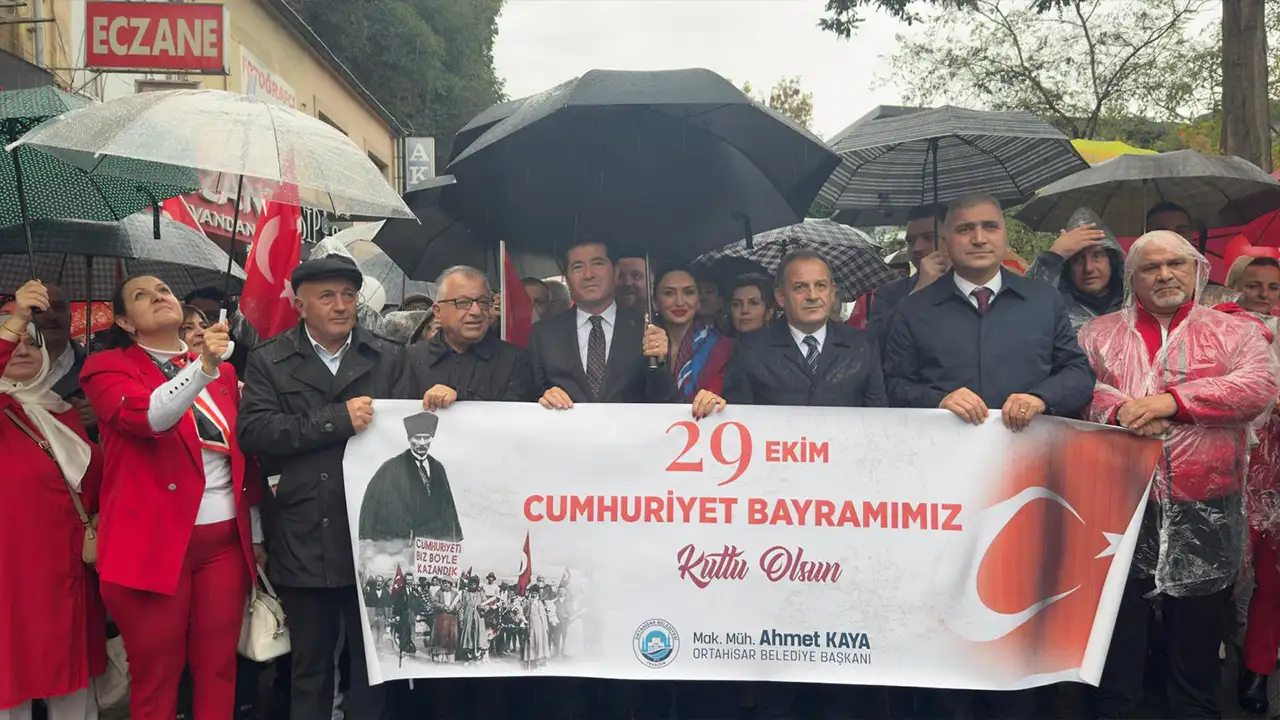 Trabzon’da 29 Ekim coşkusu: Yağmura rağmen Meydan doldu