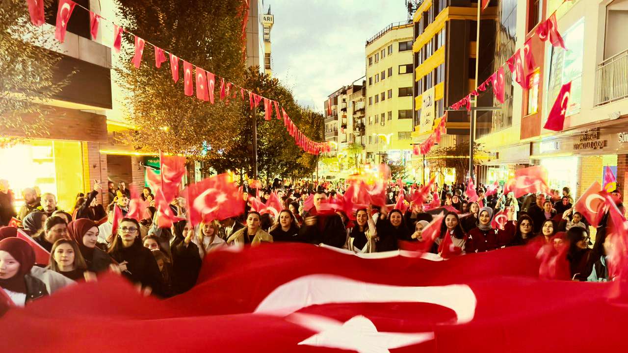 Trabzon’da 29 Ekim coşkusu Fener Alayı yürüyüşü ile sürdü