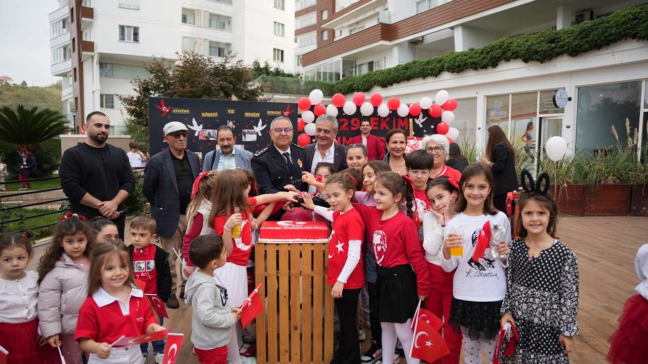 Trabzon’da site sakinlerinden Cumhuriyet coşkusu