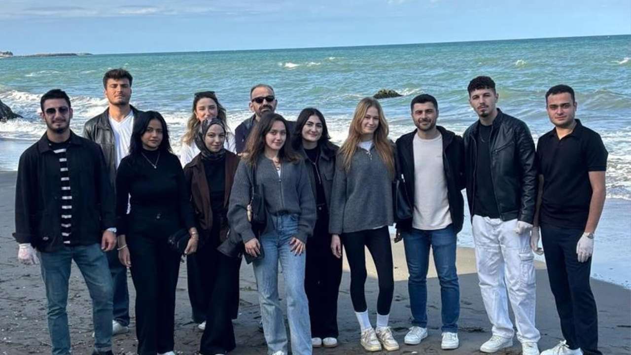 Samsun’da üniversitelilerden Cumhuriyet Bayramı’na özel sahil temizliği