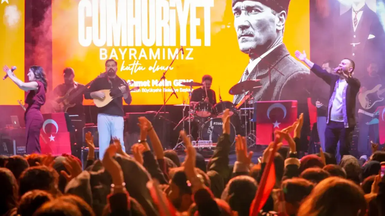 Trabzon Meydan’ı kırmızı beyaza büründü