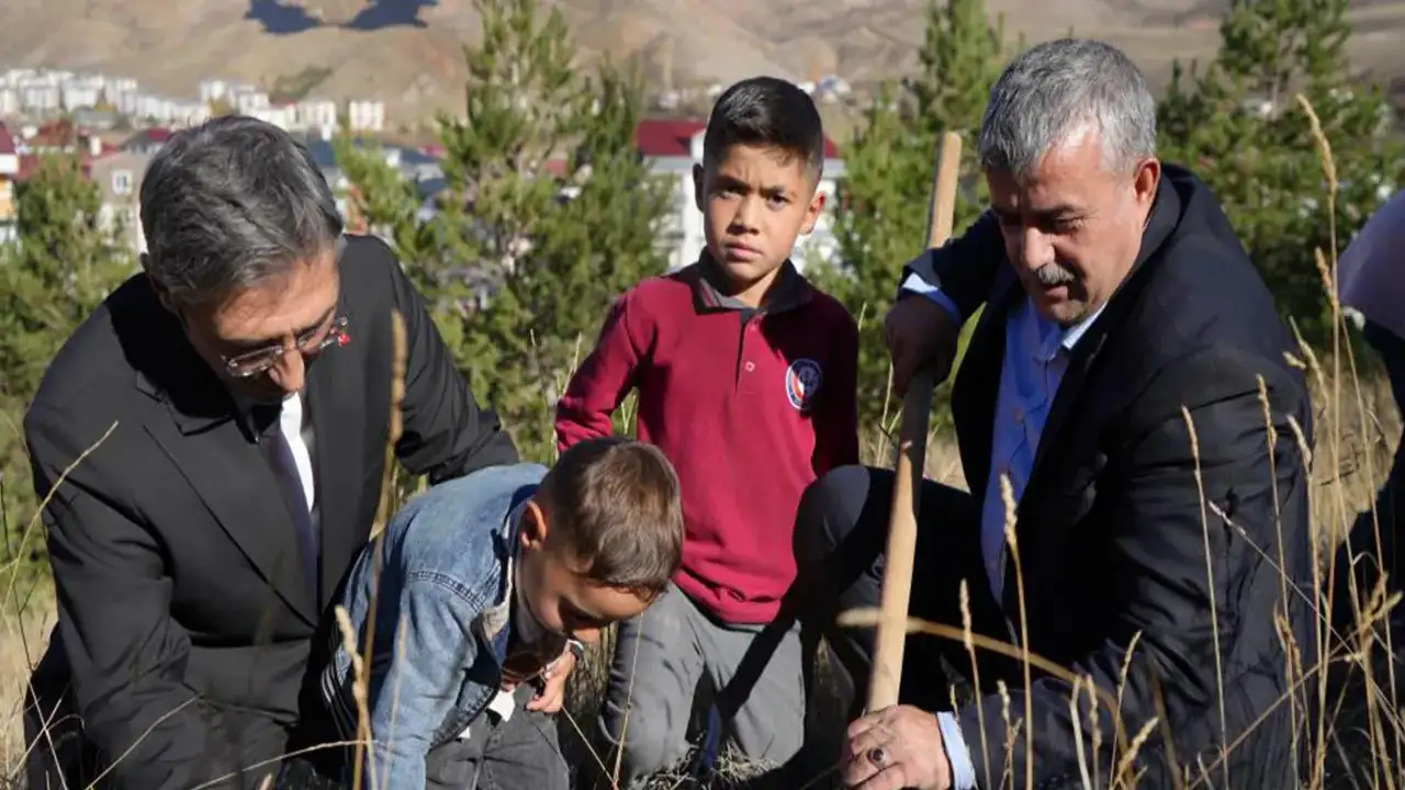 Bayburt’ta öğrencilerden anlamlı etkinlik: “Her şey yeşil vatan için”