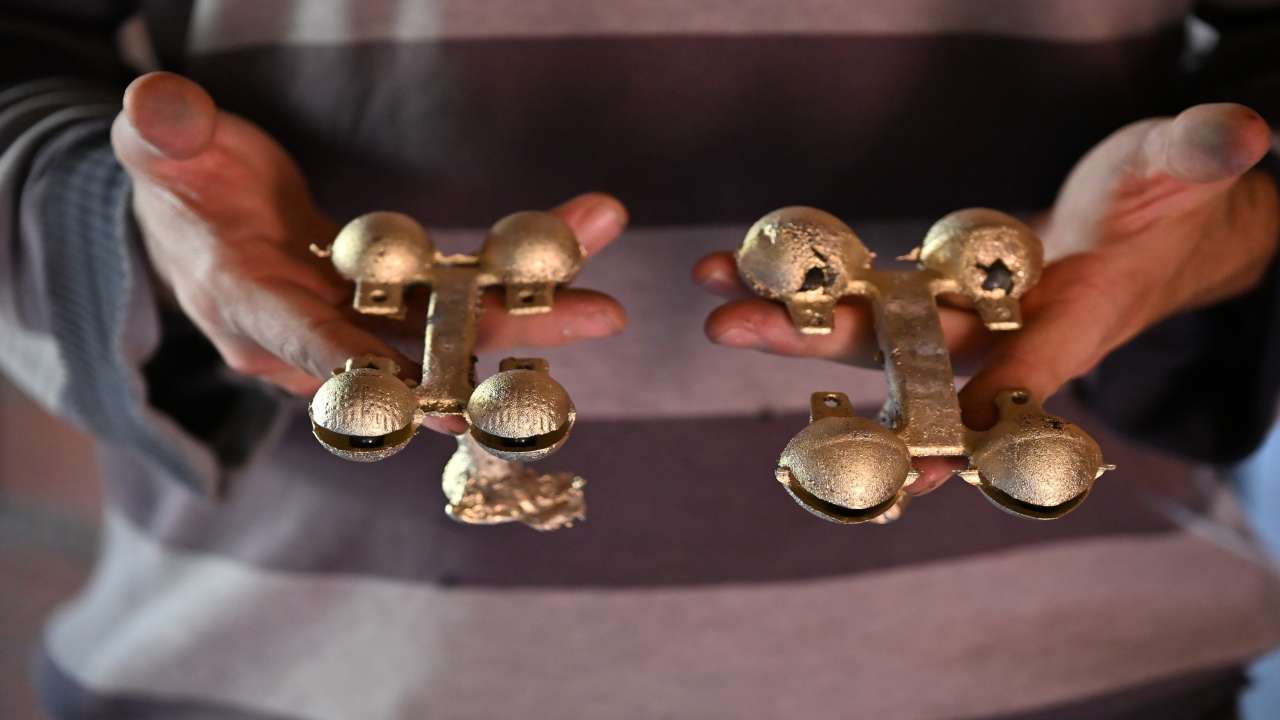 Trabzon'dan topladığı hurda muslukları Gümüşhane'de kazanca dönüştürüyor