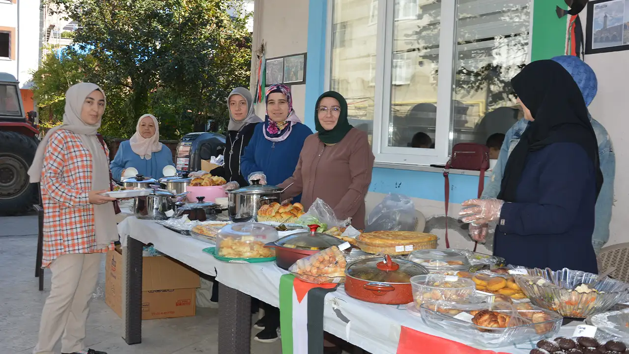 Ordu’da “Gazze İçin El Ele” hayır çarşısı düzenlendi