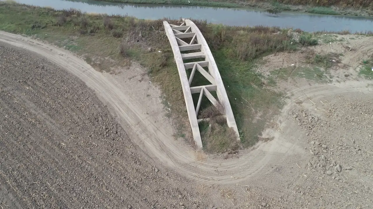 Kuraklık Seyhan Barajı’nda suları çekti: Yıllar önce kaybolan köprü ortaya çıktı