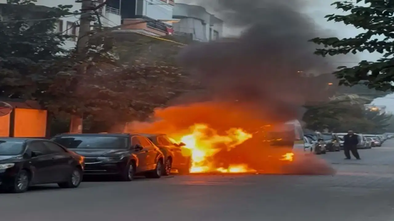 Manisa’da öğrenci servisi yandı: Alevler otomobile de sıçradı