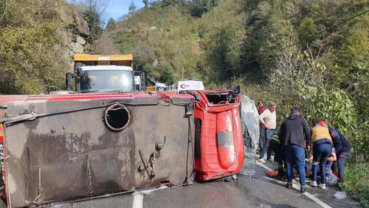 Trabzon'da yangına giden itfaiye aracı devrildi: 2 yaralı