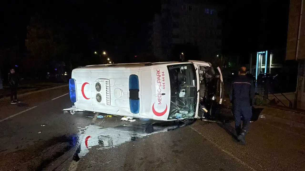Samsun'da feci kaza: Ambulans ile otomobil çarpıştı