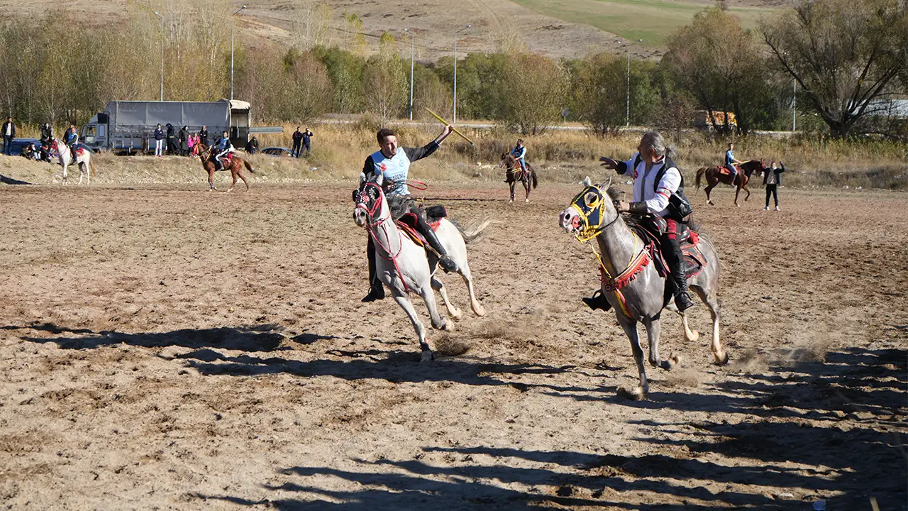 Bayburt'ta atlar dört nala koştu: Dostluk müsabakası düzenlendi