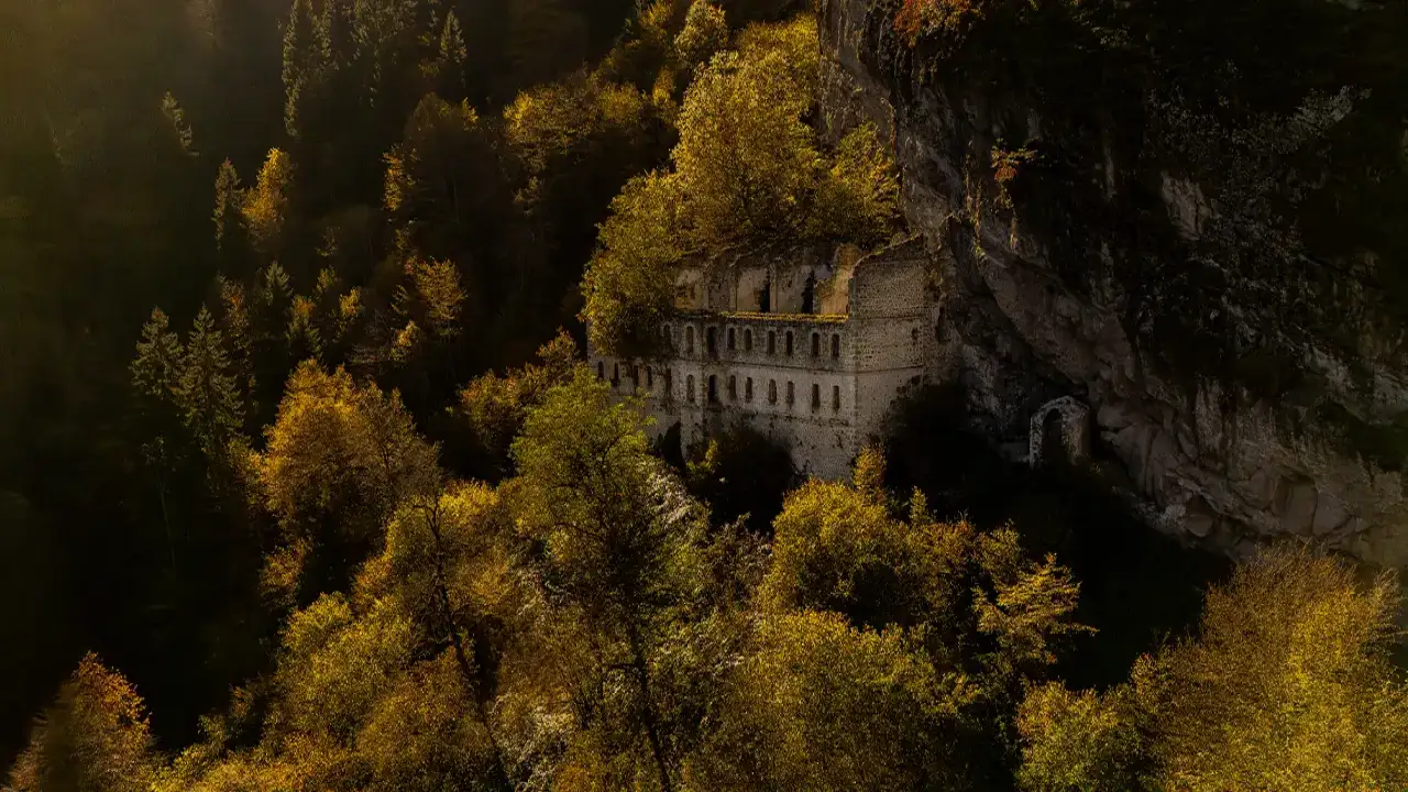 Trabzon'da Vazelon manastırları sonbahardaki görüntüsüyle büyülüyor