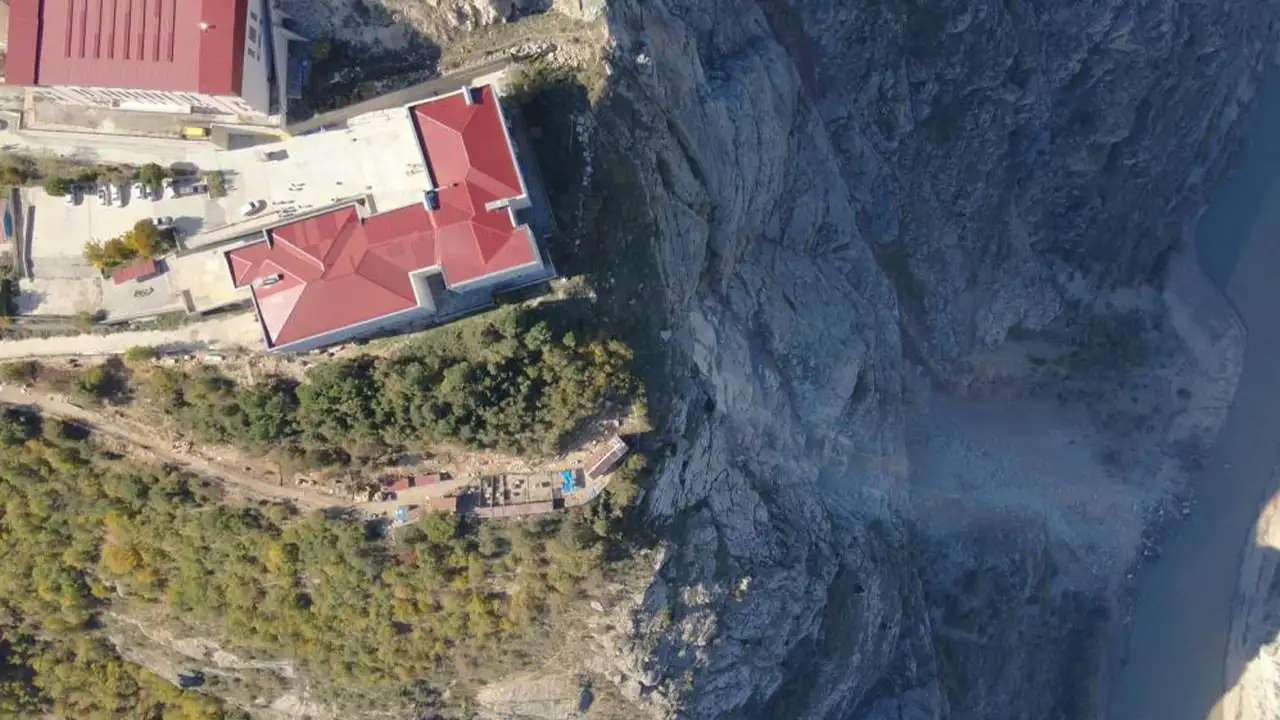 Artvin’de okulun altından kopan dev kaya paniğe neden oldu: Deprem oldu sandılar