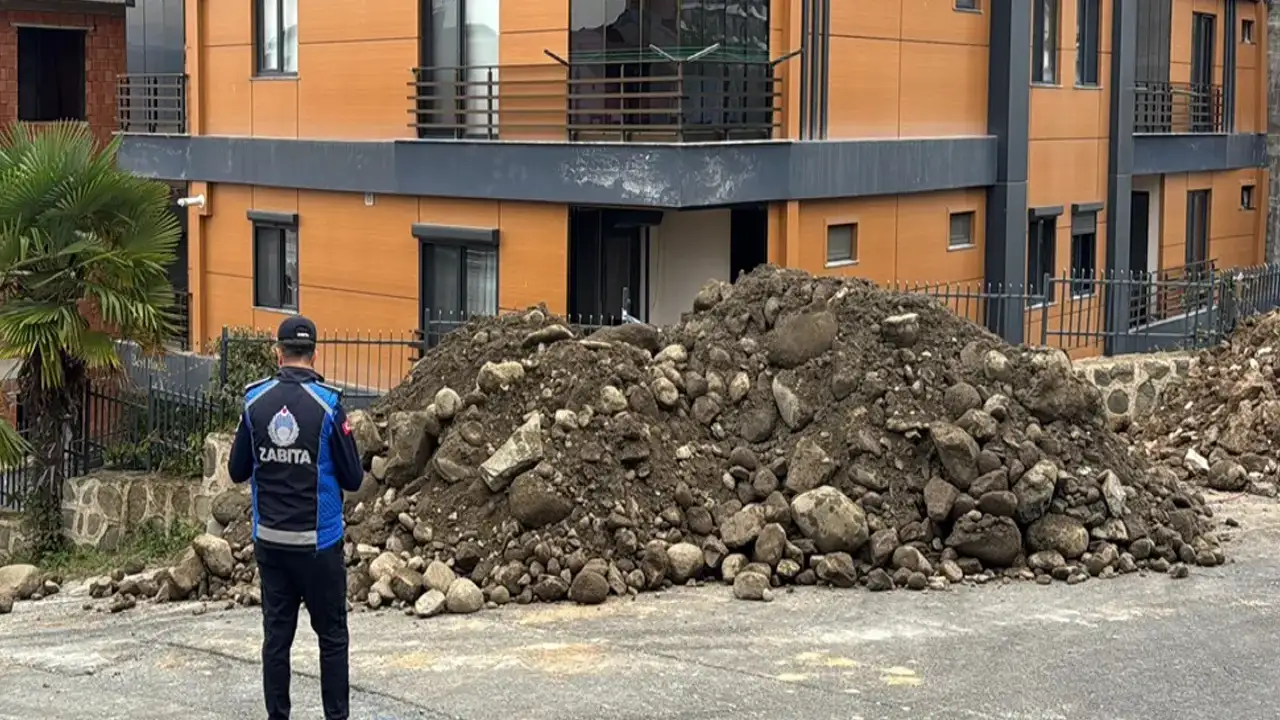 Ordu'da zemini kayan 2 bina yıkılıyor