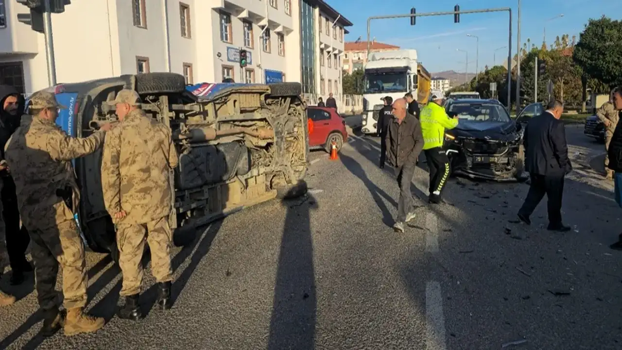 Gümüşhane’de makam aracı jandarma minibüsüne çarptı: 2 asker yaralı
