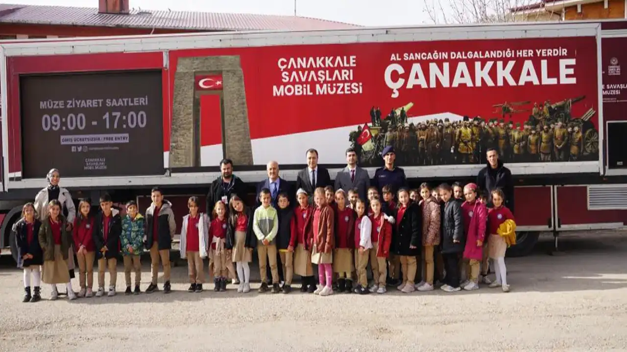 Bayburt’ta öğrenciler Çanakkale Savaşları Mobil Müzesi’ni gezdi