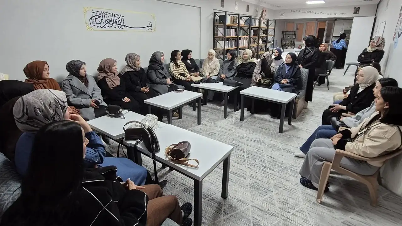 Bayburt’ta üniversitelilere örneklerle manevi eğitim anlatıldı