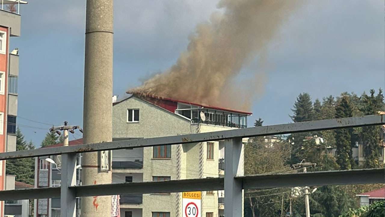 Trabzon'da korkutan yangın! Çatı alev aldı