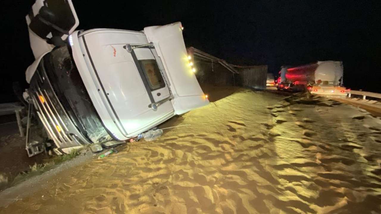 Çorum’da yem yüklü tır devrildi: Yol kapandı, sürücü yaralandı