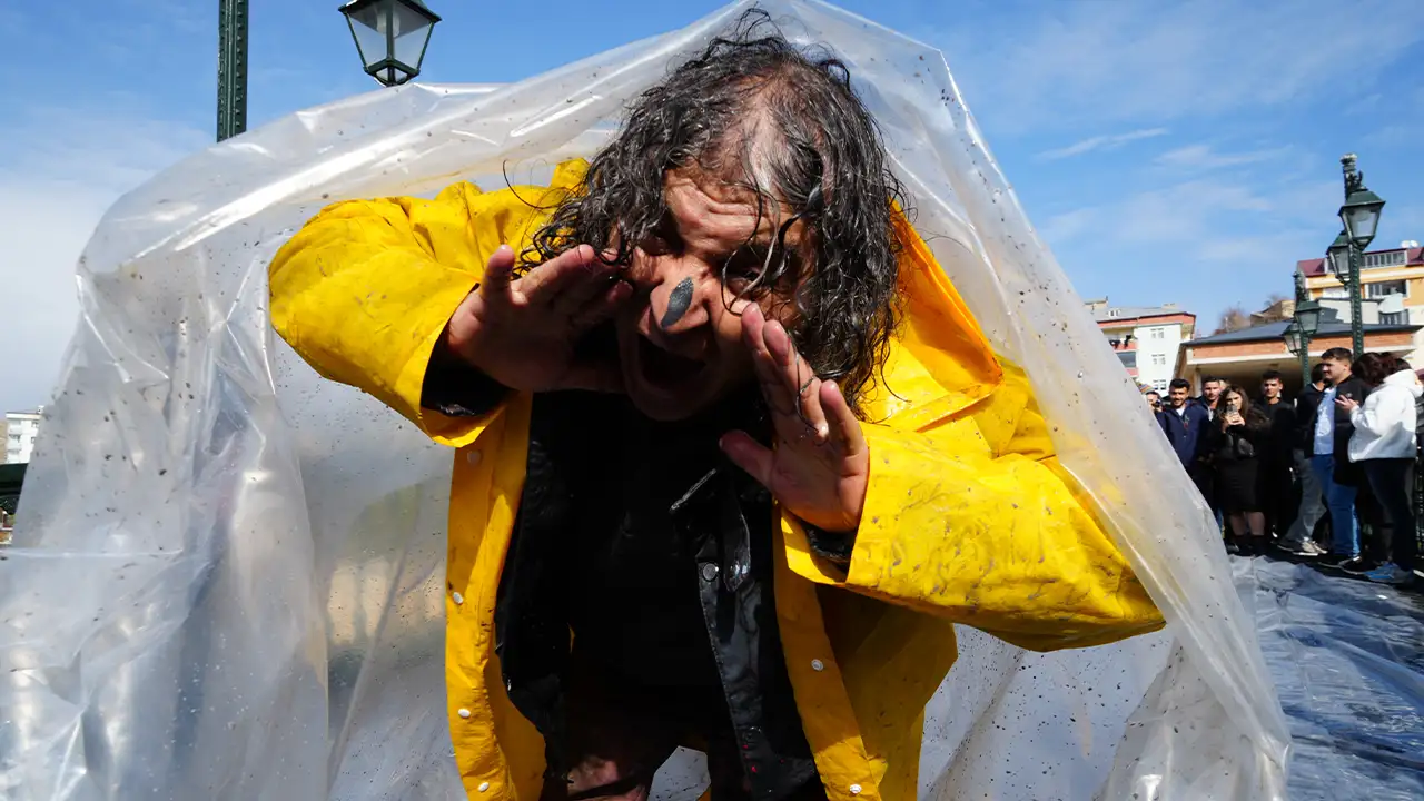 Bayburt’ta dikkat çeken performans: Çoruh Nehri'nin suyuyla arındı