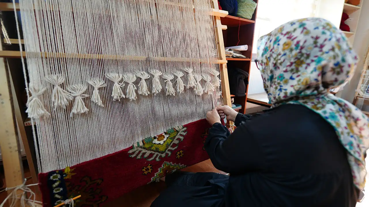 Akçaabat Belediyesi’nden istihdama dokunan proje: Halı ve kilim kursu